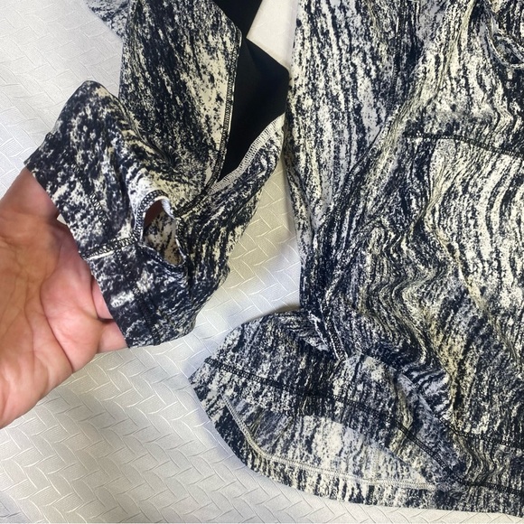 Lululemon Hooded Pullover Sweatshirt – Black White Pattern – Athletic Yoga Wear - Picture 5 of 7